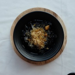 เฉาก๊วยโรยน้ำตาลอ้อย