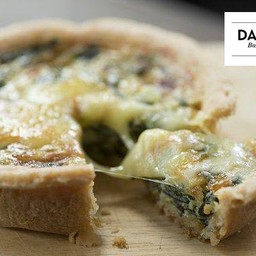 Spinach Quiche with green salad พายผักโขม และสลัด