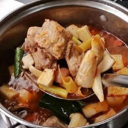 ต้มยำกระดูกหมูอ่อน