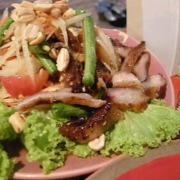 [อร่อยซ่ากับโค้ก] ตำคอหมูย่าง +  โค้ก ออริจินัล (กระป๋อง)