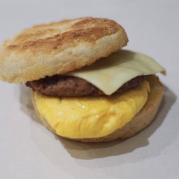 Egg&Sausage on English Muffin ไข่กวนชีสกับไส้กรอก บนอิงลิชมัฟฟิน