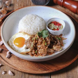 ข้าวหมูสไลด์กระเทียมไข่ดาว