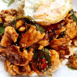 กระเพราไก่ชิ้น