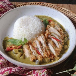 ข้าวไก่กรอบซอสแกงเขียวหวาน