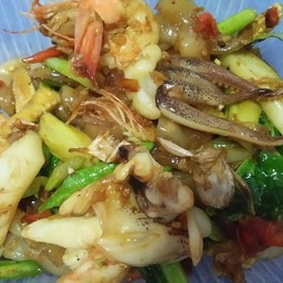 เส้นใหญ่ผัดขี้เมาทะเล