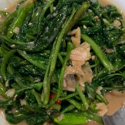 ผัดผักบุ้งเต้าหู้ยี้