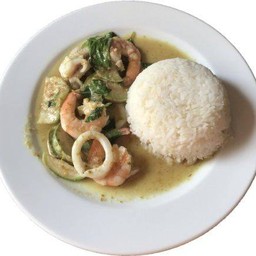 ข้าวแกงเขียวหวานทะเล Green curry with Seafood