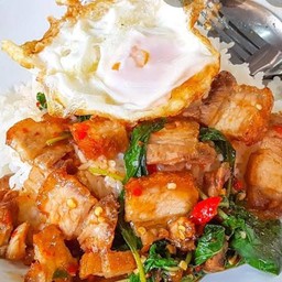 กระเพราหมูกรอบราดข้าว+ไข่ดาว