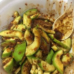 มะม่วงเบาคลุกน้ำปลาร้าข้าวคั่วผสมกะปิหวาน