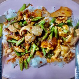 ข้าวราดผัดพริกแกงไก่