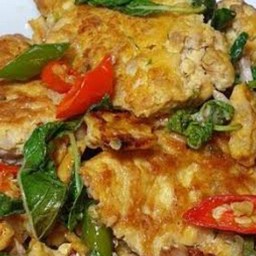 ข้าวไข่เจียวใส่เอากระเพราไก่ลงไปตีเลยค่ะ  2ฟอง