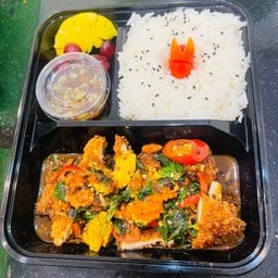 ข้าวหน้าผัดกะเพราสเต็กอกไก่ทอดกรอบโบราณ