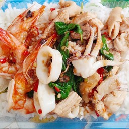 ข้าวกะเพรารวม กุ้ง ไก่ ปลาหมึก หมู