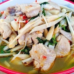 แกงไก่หน่อไม้ส้ม