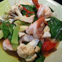 ผัดผักรวมกุ้งปลาหมึก