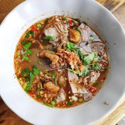 ก๋วยเตี๋ยวหมูต้มยำ (หมู+ลูกชิ้น)