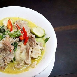 ข้าวแกงเขียวหวานเนื้อ