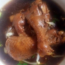 น้าปาก๋วยเตี๋ยวไก่ตุ๋นมะระ ซอยจินดา(ข้างศาลพระพรม)