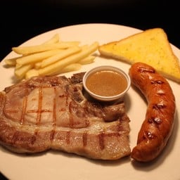 พอร์คช็อพ + ไส้กรอกหมูรมควัน