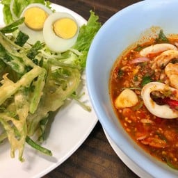 ยำผักบุ้งกรอบ