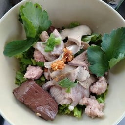 เจ้เพ็ญ ต้มเลือดหมู