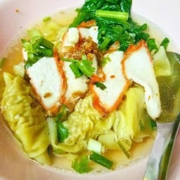 ชายสี่ บะหมี่เกี๊ยว หน้าเซเว่น บ้านเอื้อ นาจอมเทียน