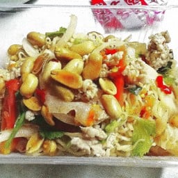 ยำมาม่าหมูสับ