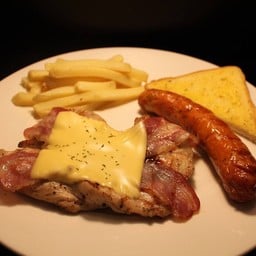 ไก่เบคอนชีส + ไส้กรอกชีส