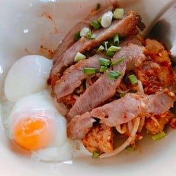 ก๋วยเตี๋ยวพิเศษ ใส่ไข่ เพิ่มหมูทอด