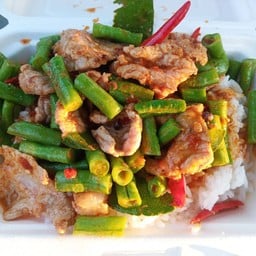ผัดพริกแกงหมู