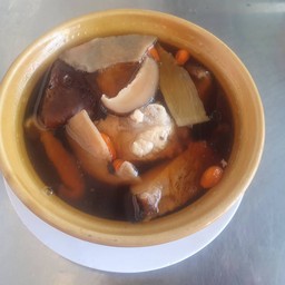 ซี่โครงหมูเห็ดหอมตุ๋นยาจีน