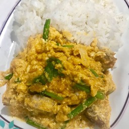 ข้าวราดผัดผงกะหรี่