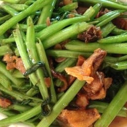 ผัดผักบุ้งปลาเค็มราดข้าว