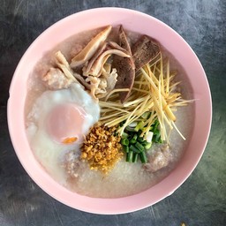 โจ๊กหมูเครื่องในไข่ลวก