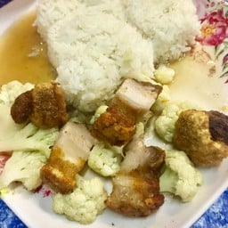 ข้าวราดผัดดอกกะหล่ำ