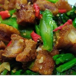 คะน้าหมูกรอบ