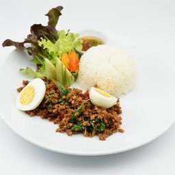 ข้าวกระดูกอ่อนใบยี่หร่าไข่ต้ม