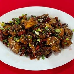 ไก่ผัดพริกเกลือเสฉวน ต้องใช้วัตถุดิบเครื่องเทศเยอะมากโดยเฉพาะพริกแห้งพริกหอมทรงเ