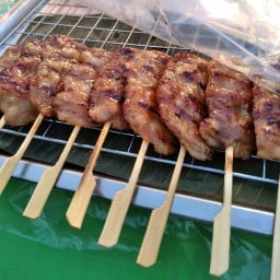 ข้าวเหนียวหมูปิ้ง by sunshine