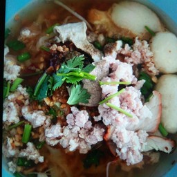 ก๋วยเตี๋ยวต้มยำเครื่องในหมู