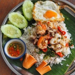 ร้าน โค้งต้นมะขาม อาหารตามสั่งและเครื่องดื่ม