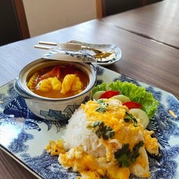 ชุดแกงส้มกุ้งยอดมะพร้าว ไข่คั่วน้ำปลา และข้าวสวย