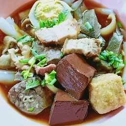 เจ๊ติ๊กอาหารตามสั่ง ถนนสรรพวุธ