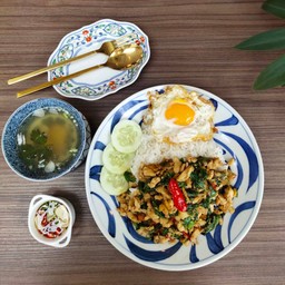 ข้าวราดกระเพราไก่+ไข่ดาวขอบกรอบ+ชาเย็นรัษฎาซีลอน