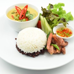 แกงเขียวหวานไก่หมูแดดเดียว