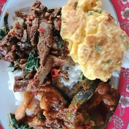 ข้าวราดผัดกระเพราเป็ด,ผัดพริกแกงปลาดุก,ไข่เจียวราดข้าว