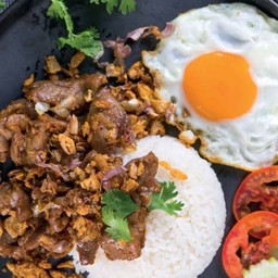 ข้าวกระเทียมราดข้าว