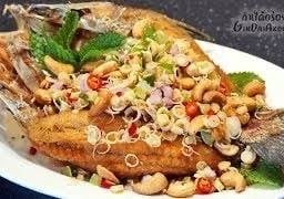 ปลากระพงยำสมุนไพร