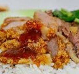 ขาหมูทอดกระเทียมราดข้าว