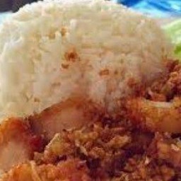 หมูกรอบกระเทียมราดข้าว